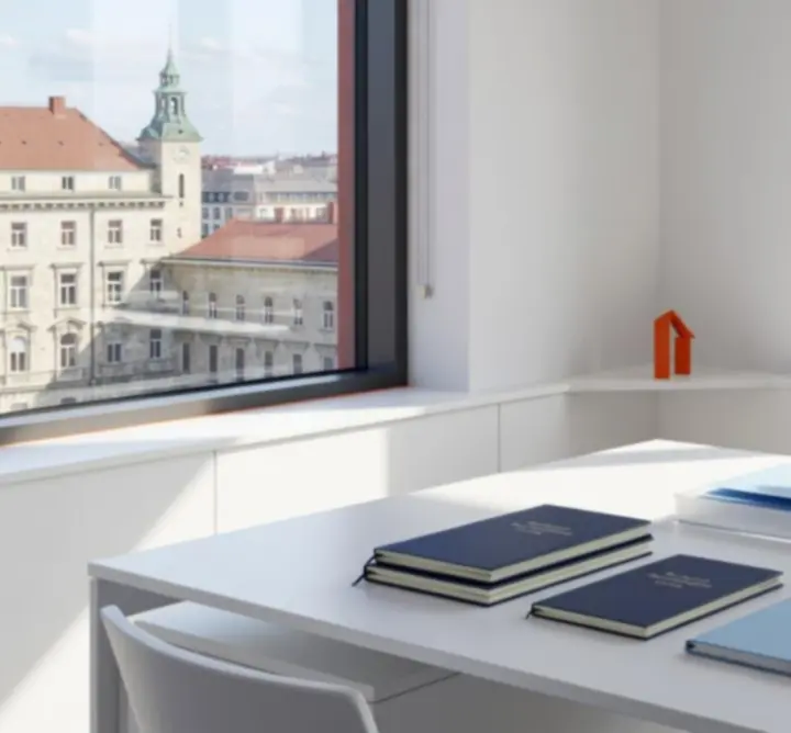 Modern budapesti irodai környezet szervezett munkaterületekkel